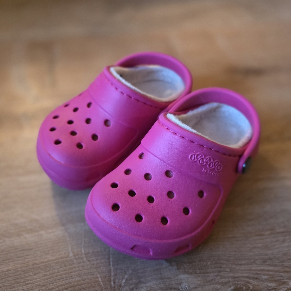 Fleece Lined Crocs Toddler Size C9 Pink